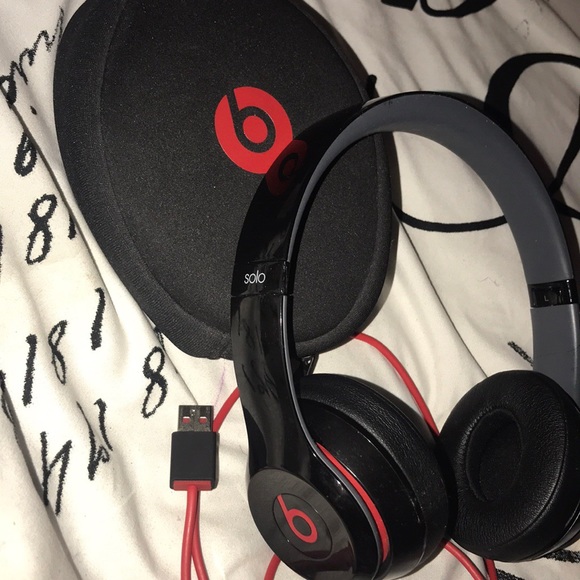 Beats By DRE SOLO WIRELESS 2. - Picture 2 of 2